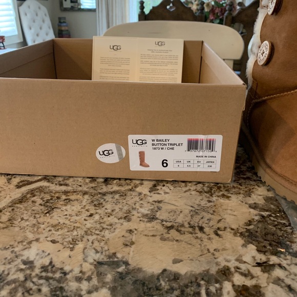 UGGs - Picture 4 of 7